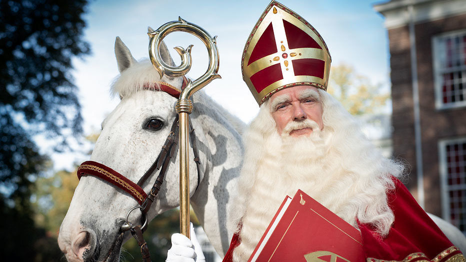 Begrip Samenwerken met filosoof Sinterklaas & Pieten kostuumverhuur en -verkoop - de fopsjop - de grootste  feestwinkel van Brabant - de specialist voor al uw ballondecoraties